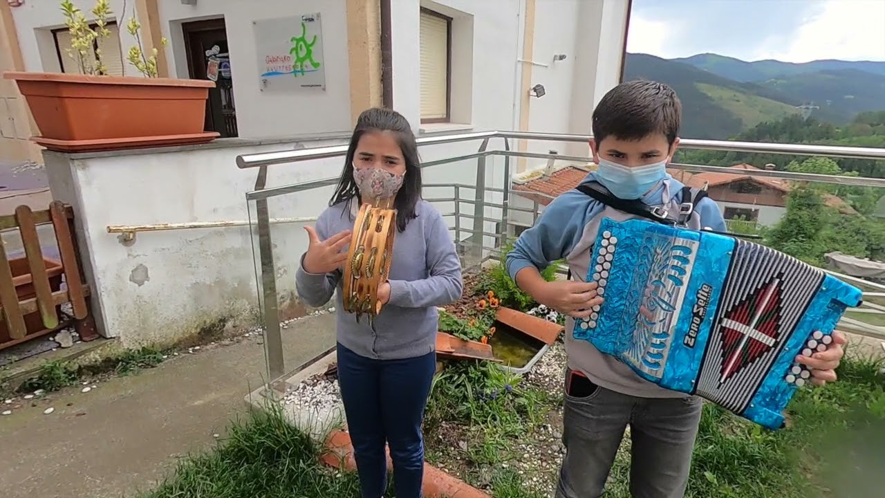 Beti eskamak kentzen