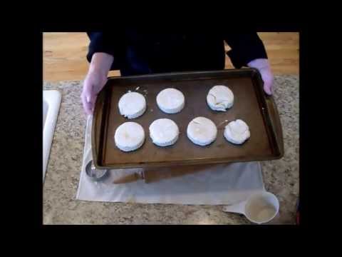 Buttermilk Biscuits with Sawmill Gravy