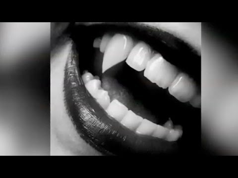 Видео: Лаура Санчес показывает, как стать сексуальным вампиром