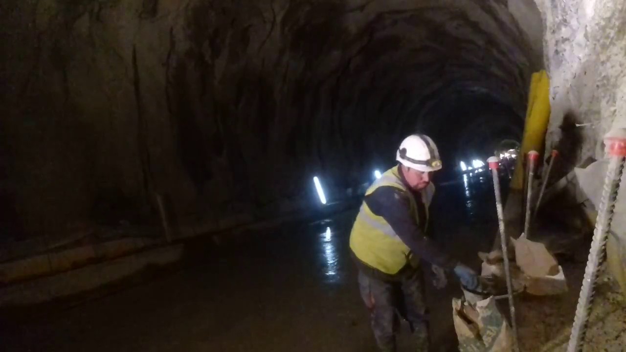 Trabajando en el Túnel de la Canda vía izquierda años 2016-2017 (Vilavella-Galicia)