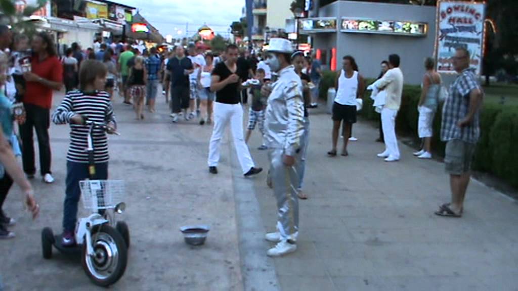 Human statue scares kid YouTube