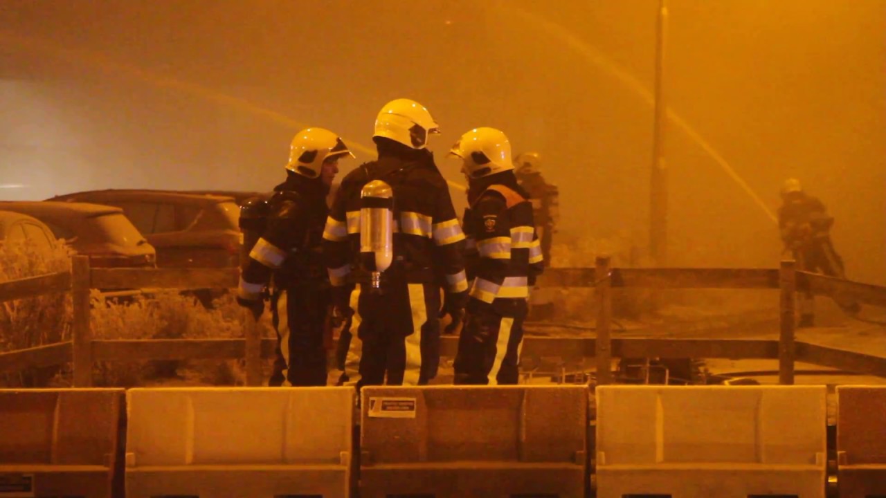 Zeer grote brand verwoest autodealer Leeuwarden