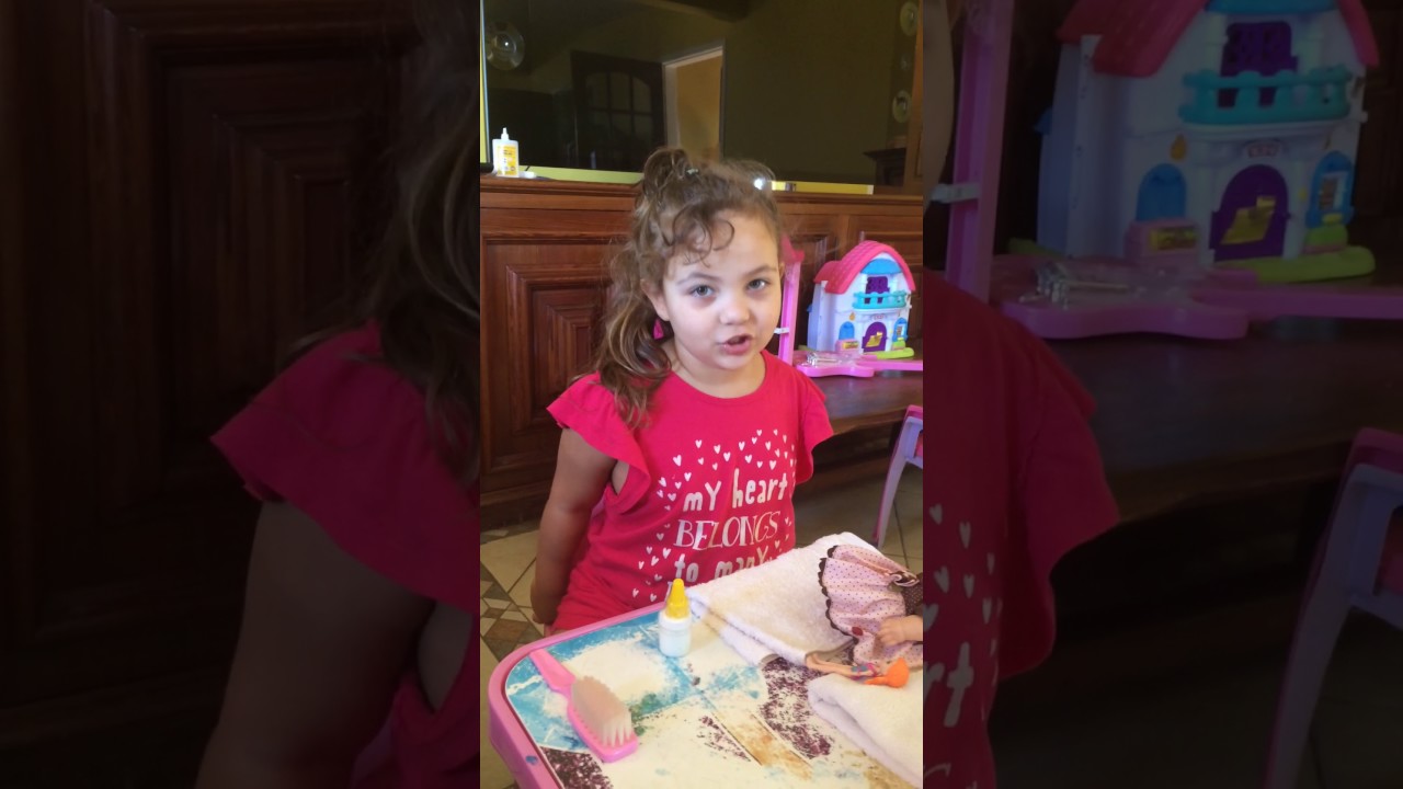 Sophia cuidando de sua boneca