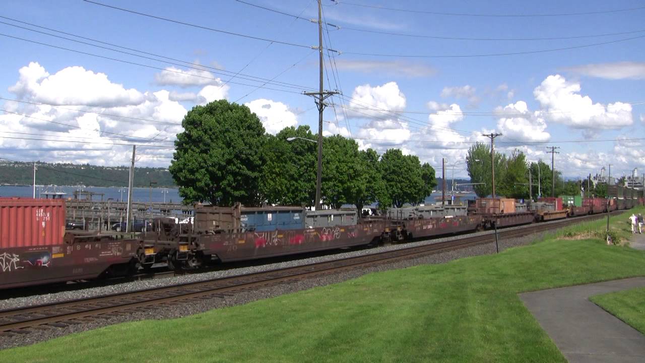 BNSF 264 Leads A Garbage Train @ Old Town Tacoma, WA w Canon HF11