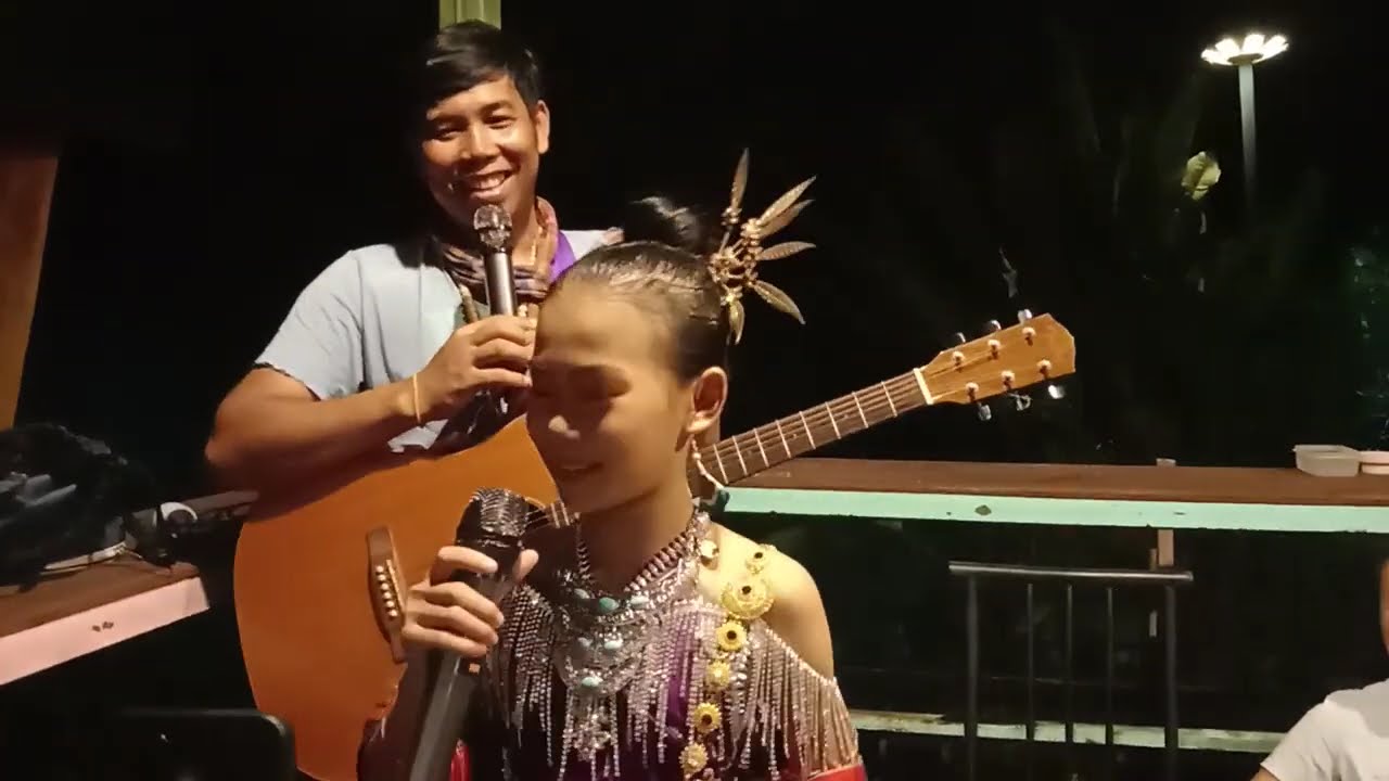 ฟังเพลงชีวิตธิดาลาว