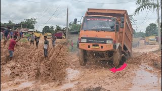 What a tough struggle! Truck Driver Experiencing Mental Torture On Mud Track