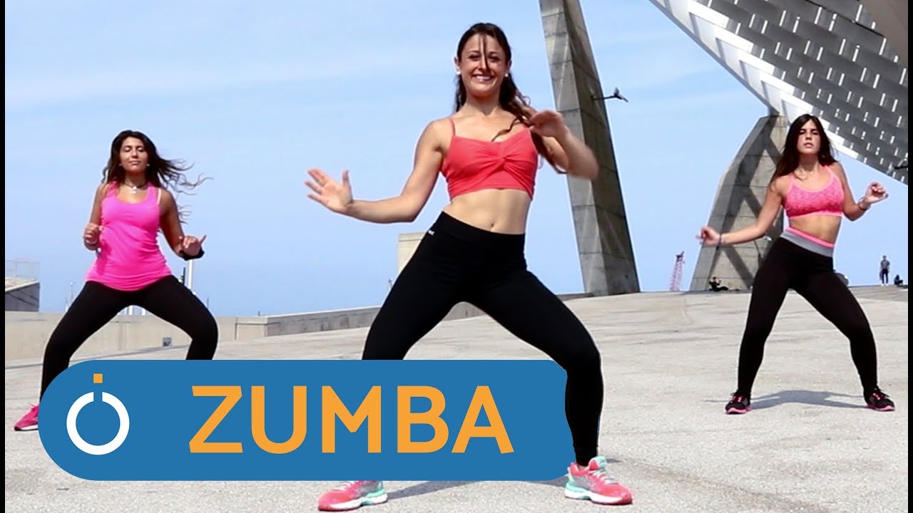 Mujeres en ropa deportiva en la clase de baile zumba