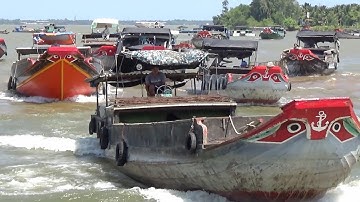 Đoàn Ghe Cây Ầm Ầm Kéo Qua Cống, Sà Lan Vượt Cống Ngăn Mặn