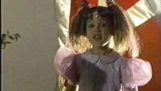 Danna Paola - Campanita y Juan pestañas (DVD Mi Globo Azul)