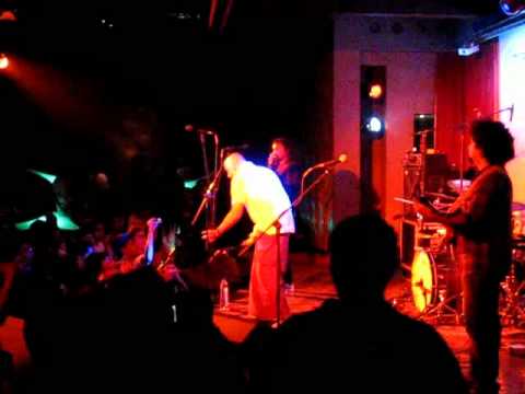 Avial @Bluefrog Bombay - Chekele (Crowd on vocals)