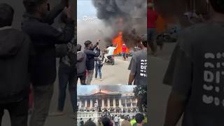 Протесты в Непале: демонстранты добились отставки премьера и сожгли правительственный дворец #shorts