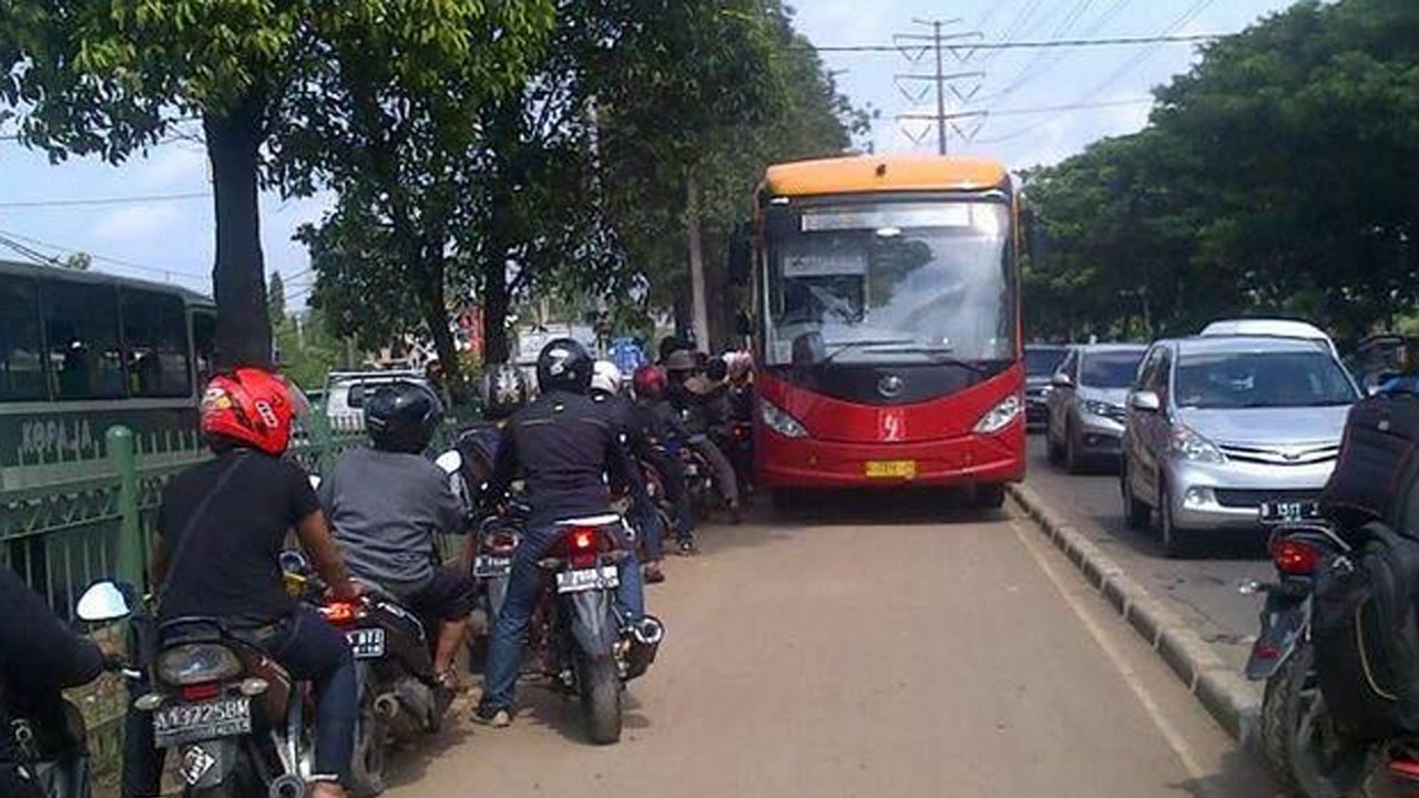 SOTOY BANGET 10 Kelakuan Buruk Pengendara Motor Jakarta Yang