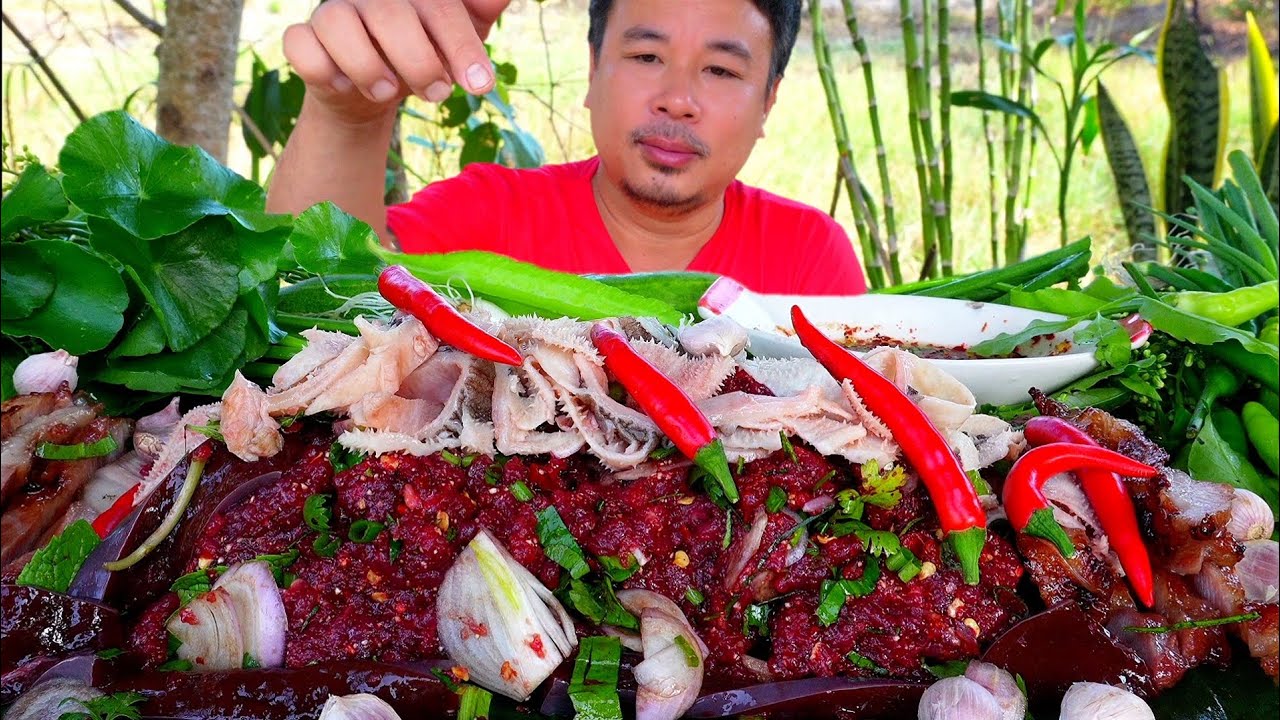 ก้อยเนื้อดิบสดๆขมๆตับกรอบหวานสามสิบกีบกรุบๆข้าวเหนียวร้อนๆแกล้มพริกกระเทีบมผักสด