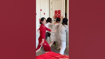 Cô dâu chặn cửa ngày đính hôn dễ thương quá đi #wedding #dressess #shortvideo #cute #dress #beauty