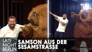 Samson aus der Sesamstraße überrascht Klaas und tanzt mit ihm | Late Night Berlin