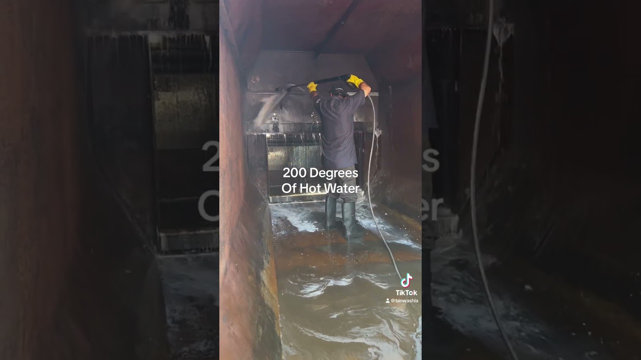 Compactor washing cleaning. Pressure washing.