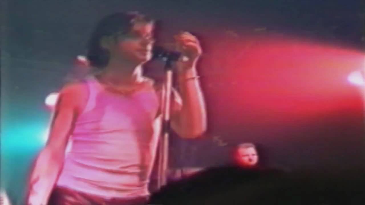 A Depeche Mode az Useless élő előadása közben az Ultra Party színpadán