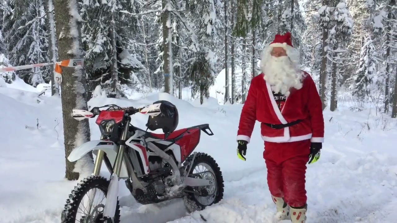 Joulupukki löytää enduropyörän metsästä