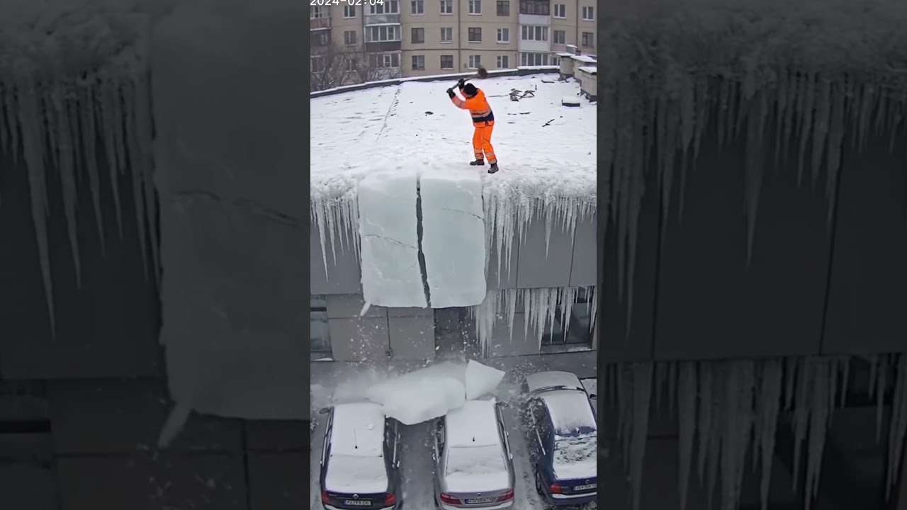 Дворник в Питере уронил ледяную глыбу на машины