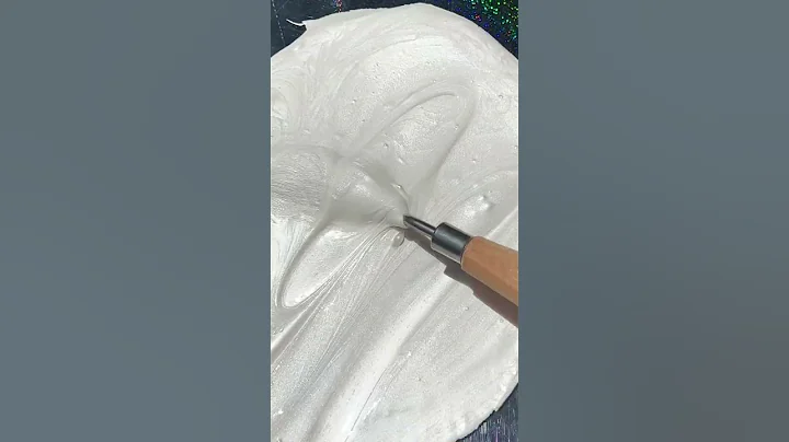 Disco Kitten is an illuminating peel-off mask that helps reveal a brighter, clearer complexion! 😍✨