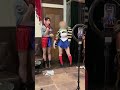 胸部の締め付けを外すことで、2人のパフォーマンスが上がることがわかるポージング練習動画です