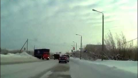 Badly secured load falls from the truck