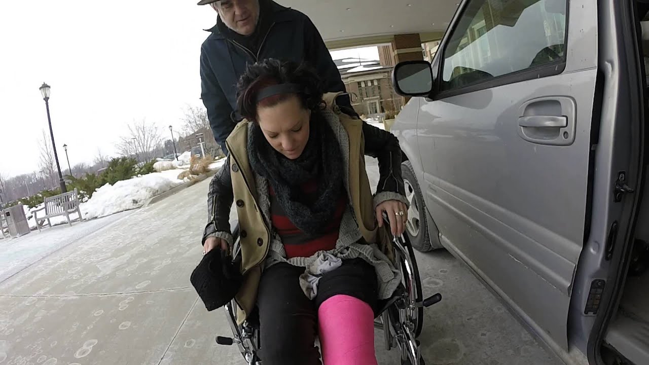 Leaving the hospital in a PINK full leg cast - YouTube