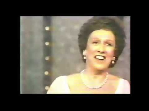 Video: Poate Jean Stapleton să cânte?