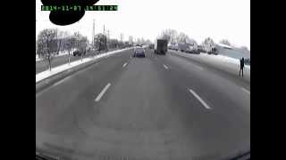 Алматы. Вонючее БМВ и пешеход наперерез 20141127 1450