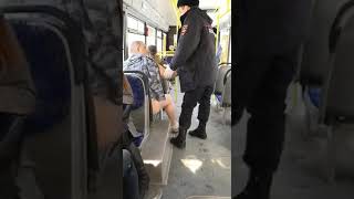 В Уфе Сотрудники Полиции Вывели Человека Без Одежды Из Автобуса