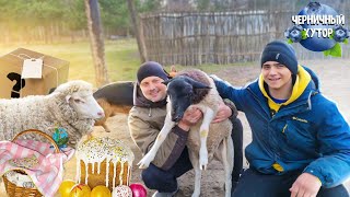 Пасха! Подарки нас сильно удивили.Распаковали сразу две посылки.Освящение куличей в старинной церкви