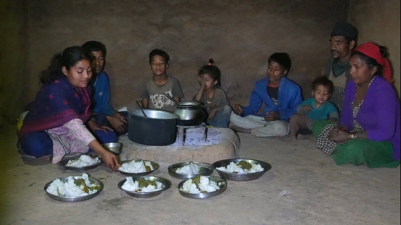 Simple Nepali Village Cooking In Western Nepal || Whole Family Enjoying Gundruk With Rice Recipe||