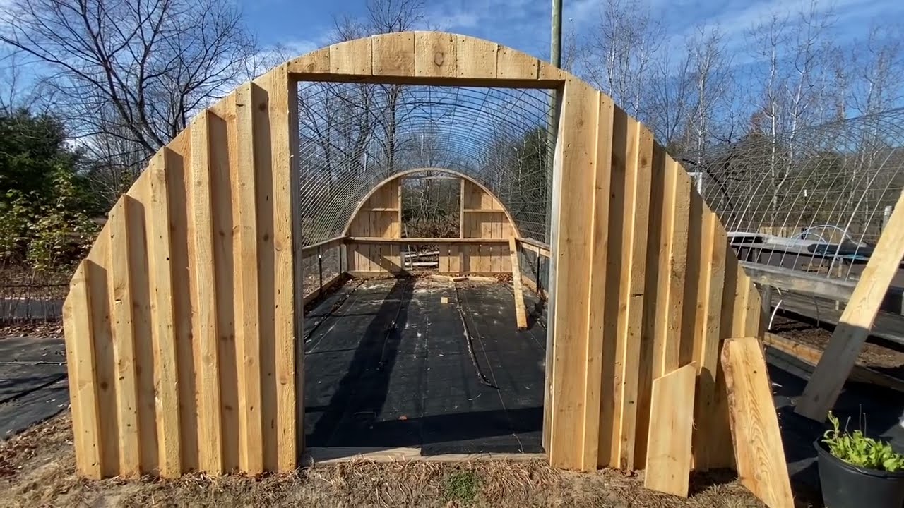 Деревянный сайдинг на панельной теплице для скота