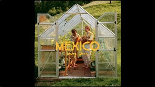 Mar Malade playing »Mexico« among plants