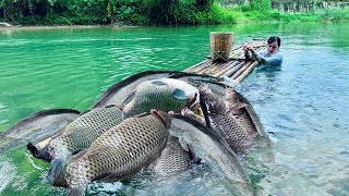 Traditional Fishing Skills - Single Mother Catches Giant Fish in Very Deep Water Using Bamboo Raft