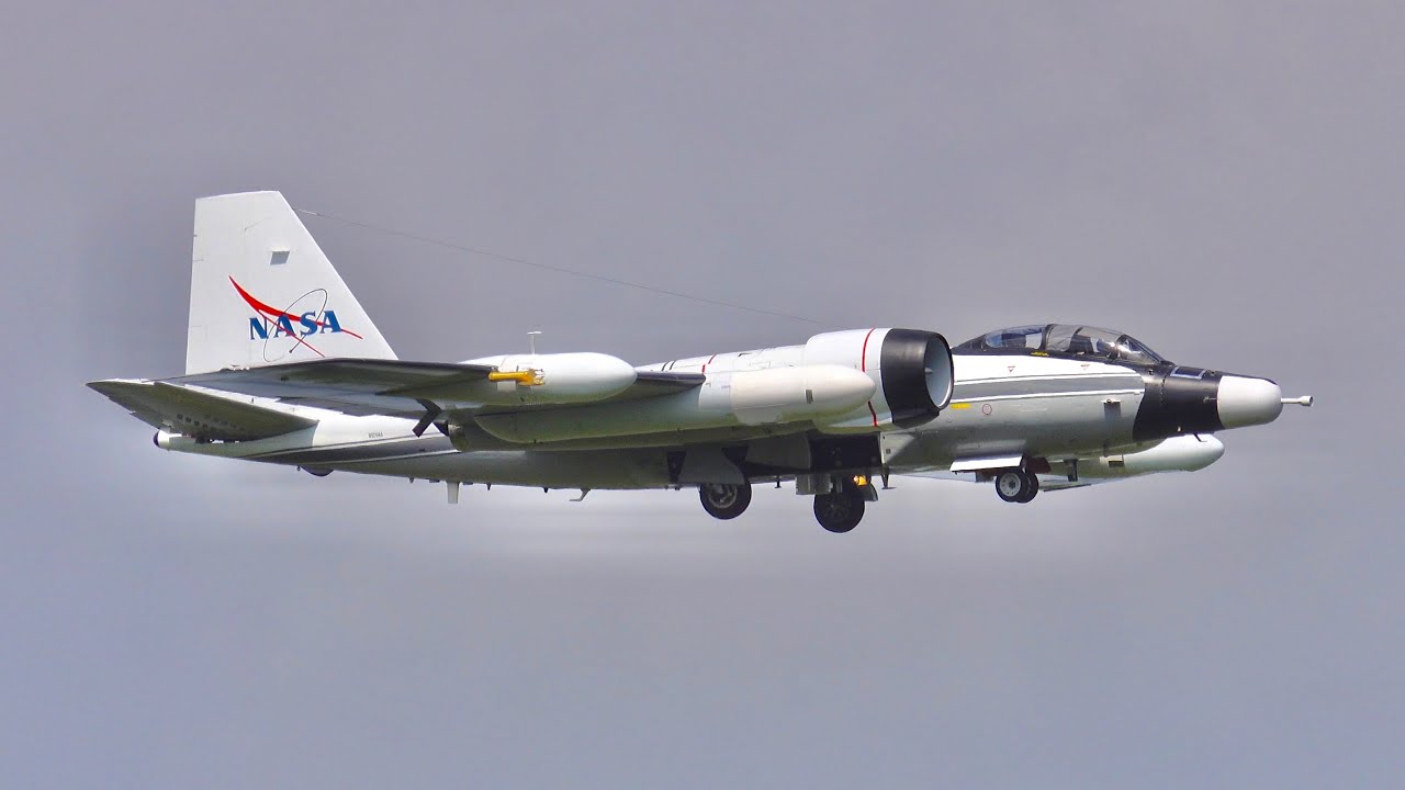NASAの激レア機】WB-57が三沢基地に飛来！ 2022.9.10 - YouTube