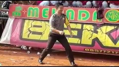 Polisi mencug jaipong baju loreng