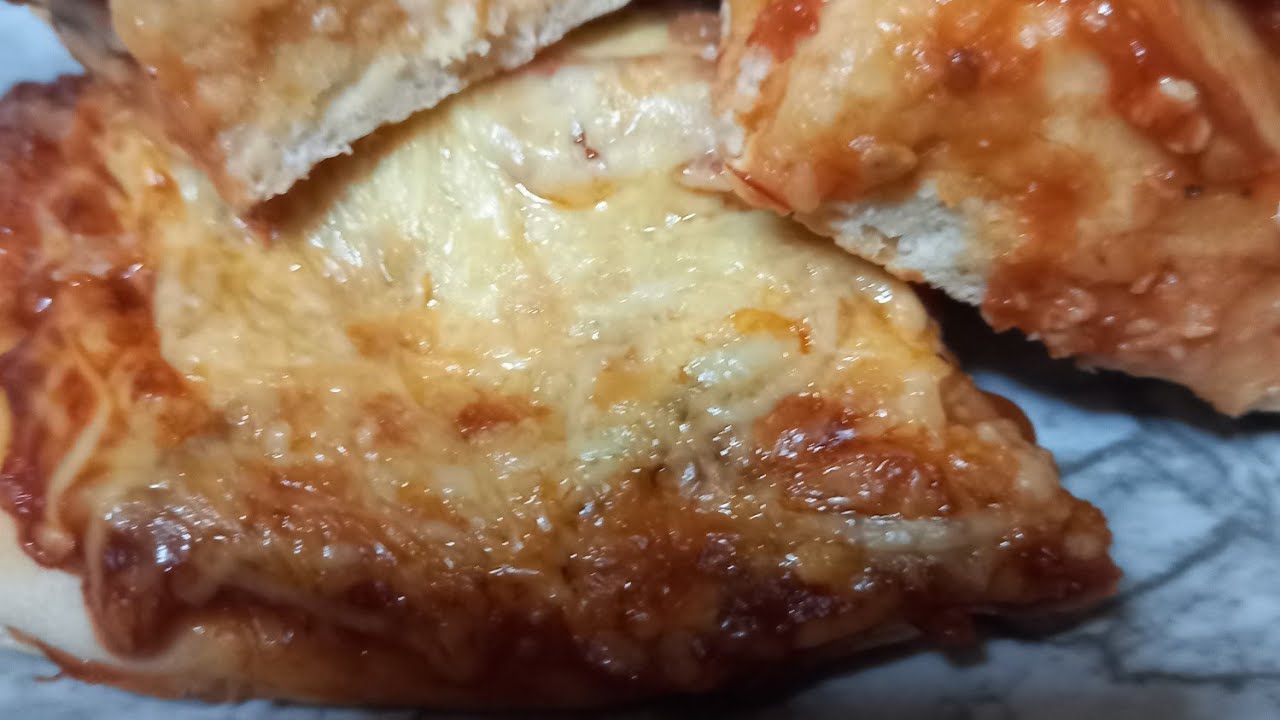 Αφράτη  πίτσα με σπιτική σάλτσα ,Πανεύκολο  ζυμαράκι.