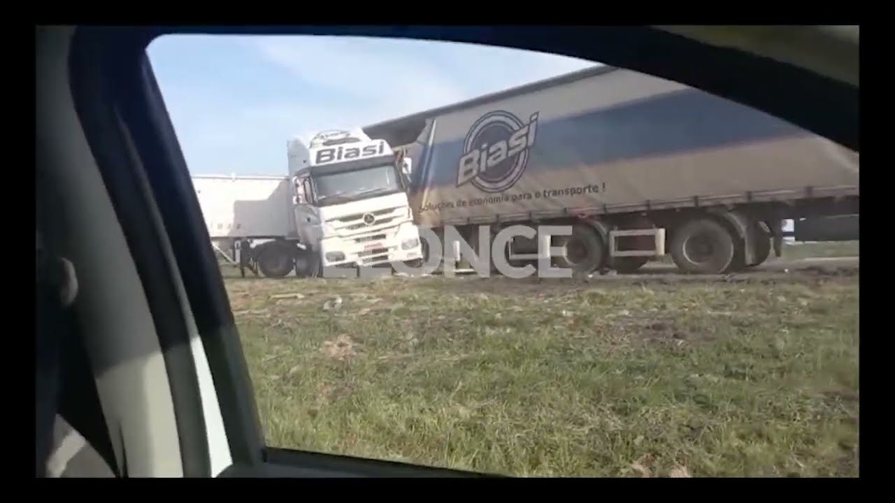 Impresionante choque de dos camiones en la Ruta 12: hospitalizaron a un ...