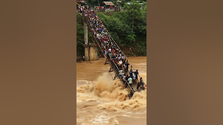 Jembatan Penuh Warga Ini Hampir Ambruk! Arus Sungai Makin Menggila!#banjir