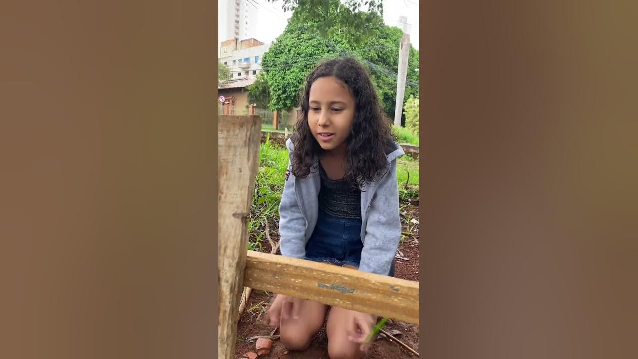 girl-lost-her-mother-and-was-looking-for-a-way-to-feed-herself-but