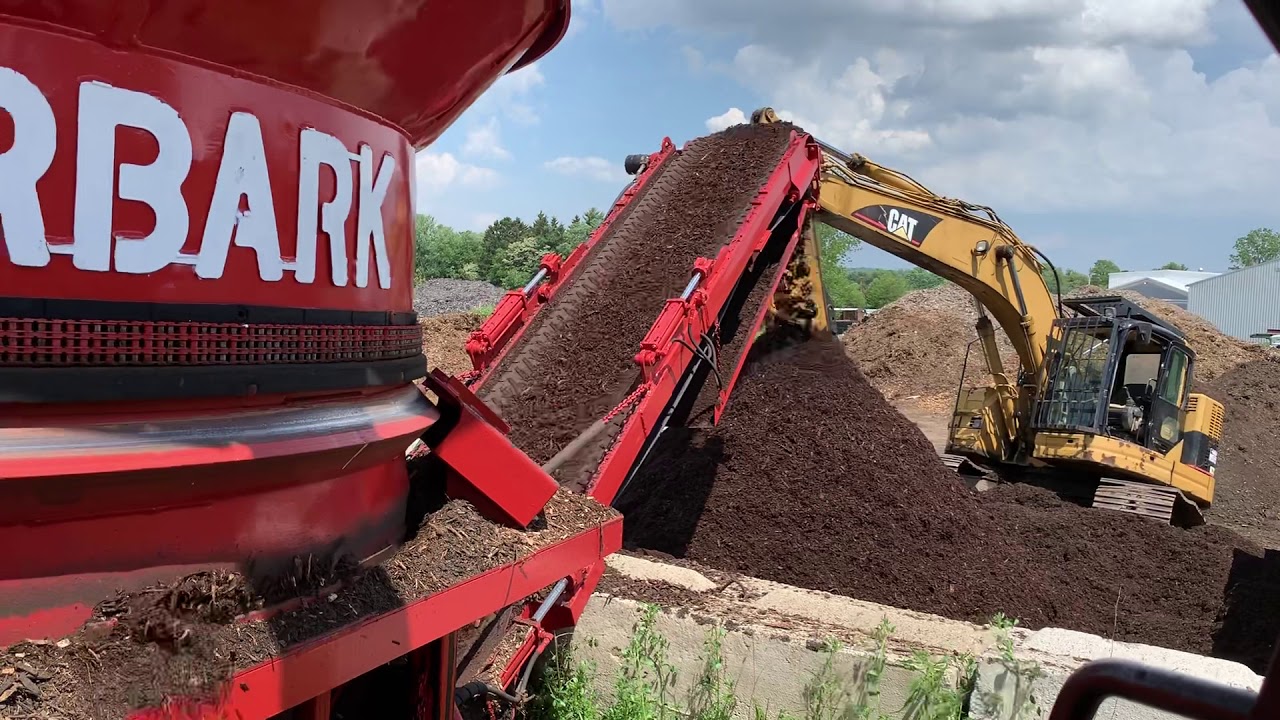 Coloring Brown Mulch with a Morbark 950 YouTube