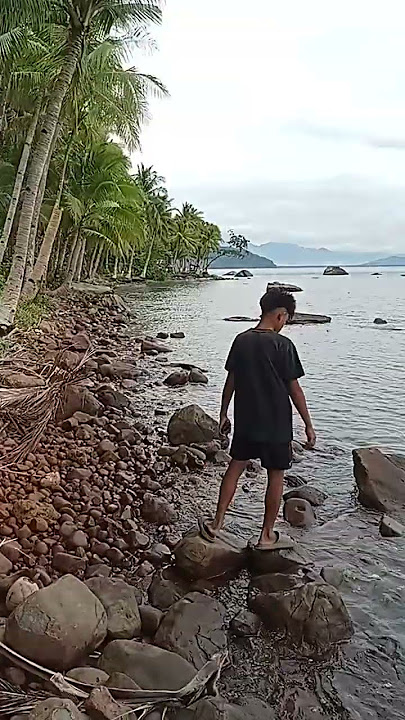 Tara maligo ang linis ng tubig sa dagat  Hali na maligo na tayo mga  maam and sir☺️