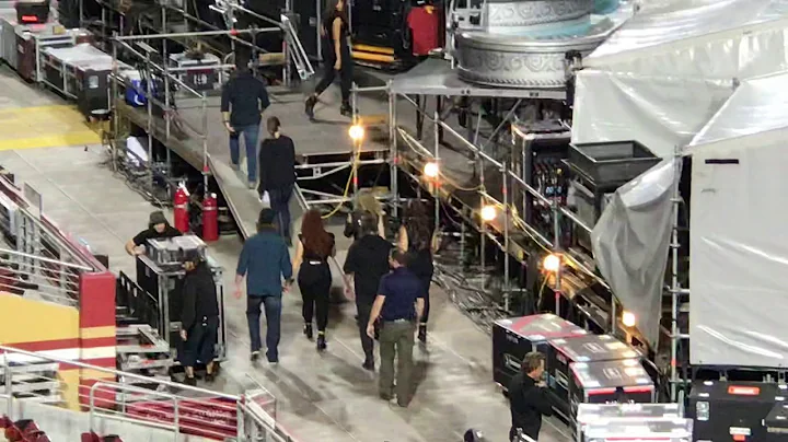 Taylor Swift Arriving on Stage in Santa Clara, CA ...