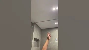 Интегрированный профиль в потолок для шторки в ванной.