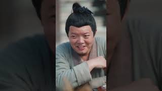 Garotinha humilhada na rua sem saber que seu pai é guerreiro supremo!com um soco derrubou todos!