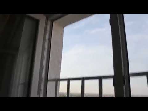 უსაფრთხოების გისოსი რომელიც პატარას ფანჯრიდან გადმოვარდნისგან იცავს