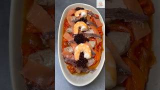 Ensalada de pimientos asados, salmón, langostinos y vinagre de módena en esferas