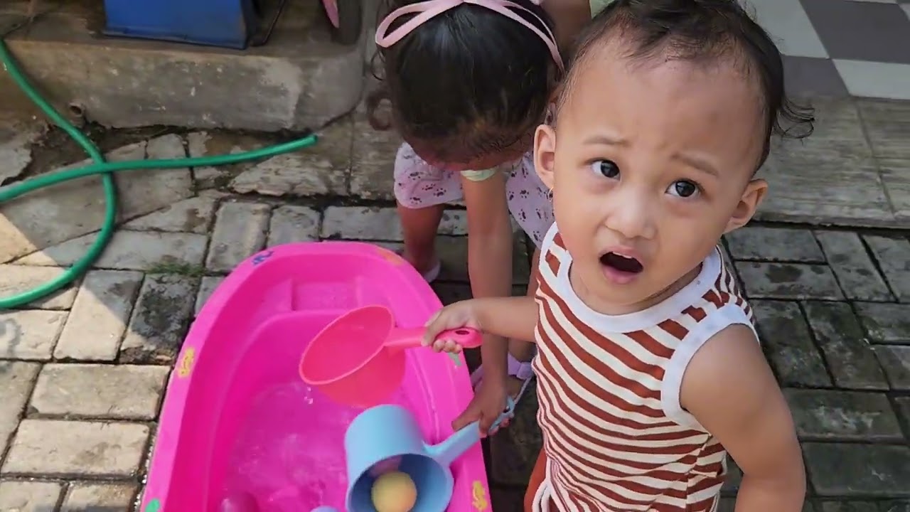 SERUNYA MEMINDAHKAN BOLA BARENG TEMAN - TEMAN