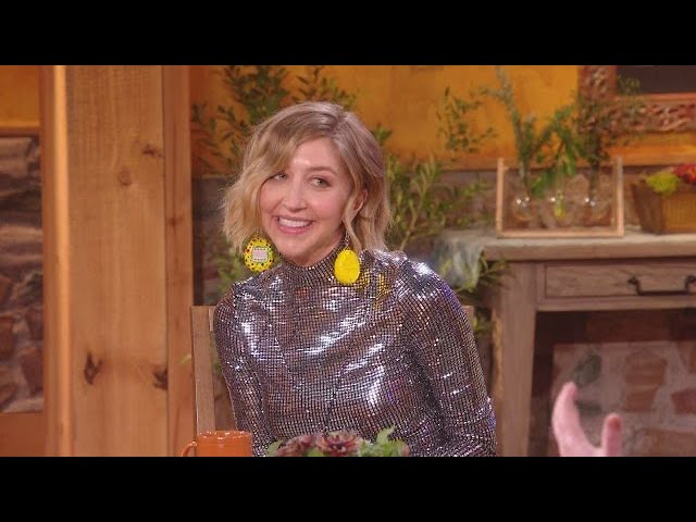 Comedian Heidi Gardner "Pleads" for This Celeb to Host "SNL" Again 15 Years Later | Rachael Ray Show